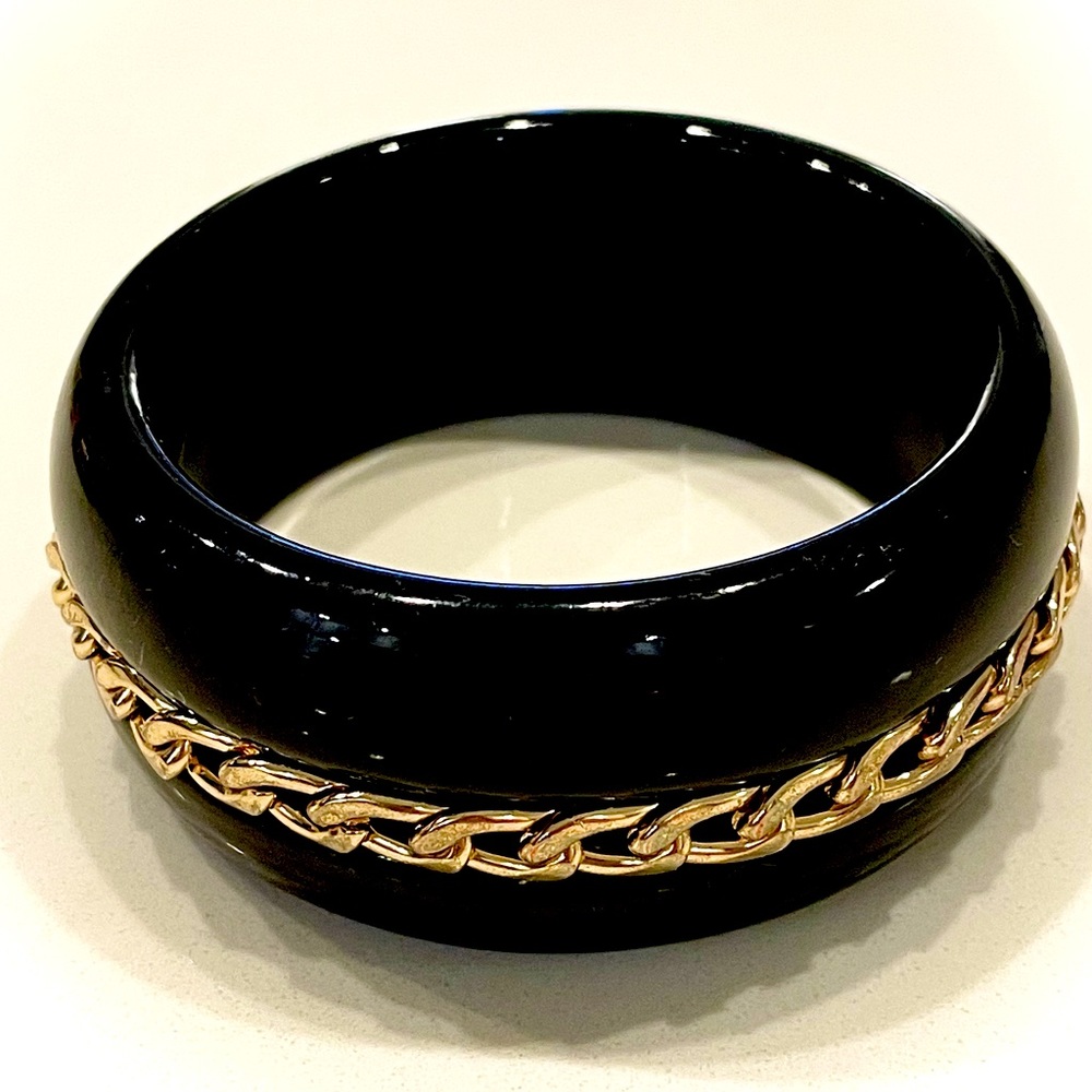 Black lacquered bracelet with gold chain inlay